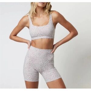 Vuori Studio Pocket Shorts Womens M Salt Blurred Torrent High Waist Stretch